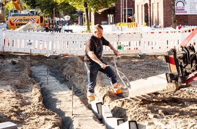 Bild Mann Baustelle Sanierung Bahnhofstraße Esens – Bauabschnitte und Umleitungen