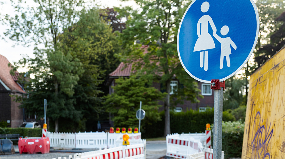 Durch die Baustelle – Bahnhofstraße Esens (2025) - Reel_Bahnhofstraße_Esens_2025-09_Füßgänger